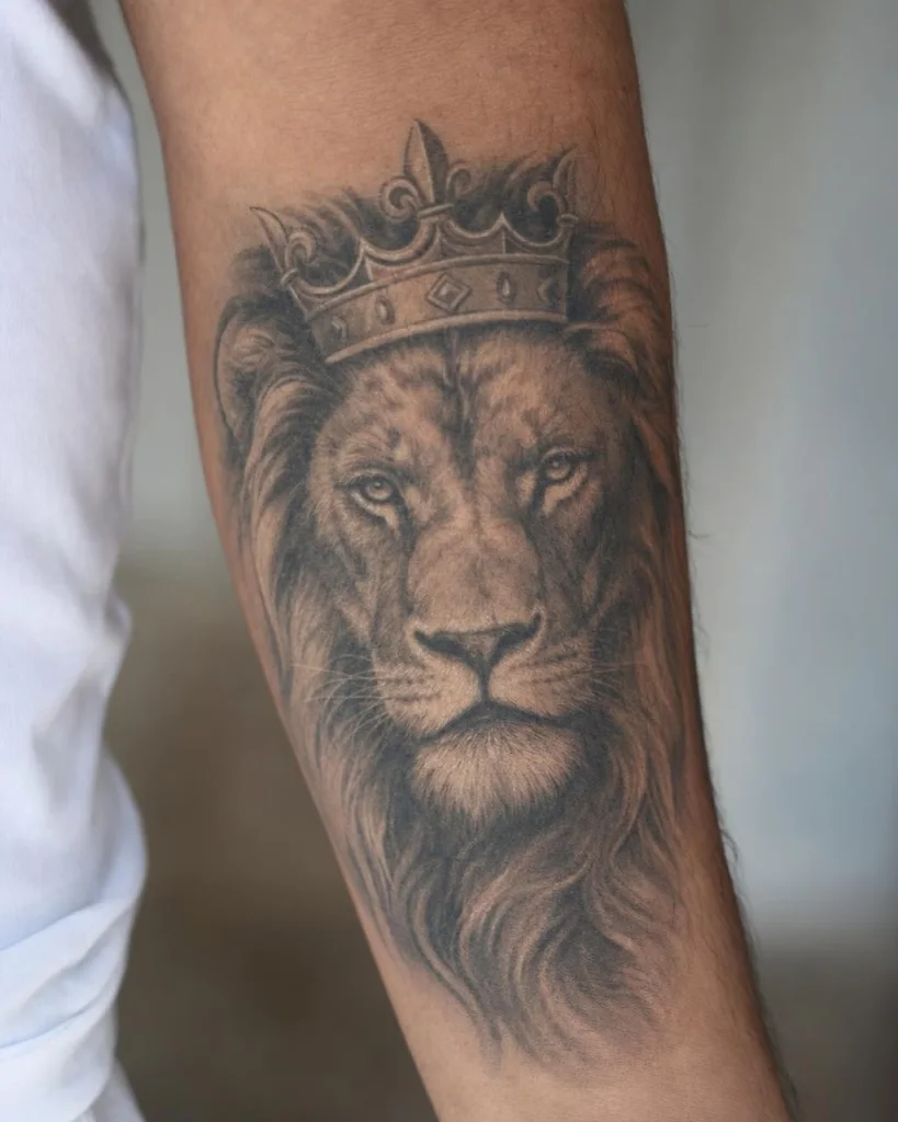 Lev s korunou - předloktí